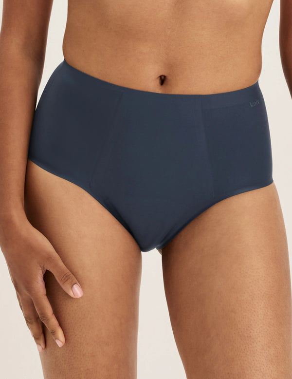 Ashley has 39” hips and wears KNIX S | Twilight Navy