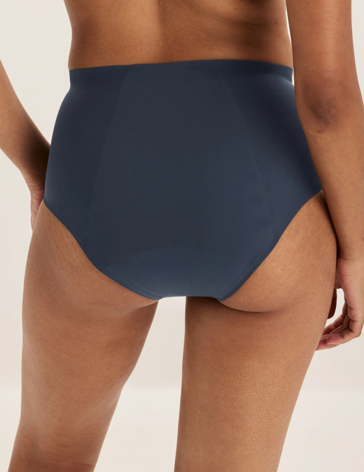 Ashley has 39” hips and wears KNIX S | Twilight Navy