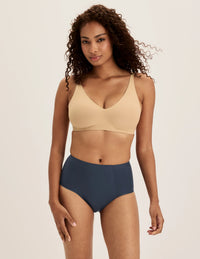 Ashley has 39” hips and wears KNIX S | Twilight Navy