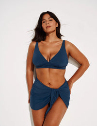 Maya has 43” hips and wears a Knix size M/L | Horizon