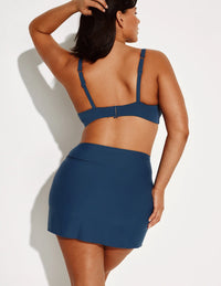 Maya has 43” hips and wears a Knix size M/L | Horizon