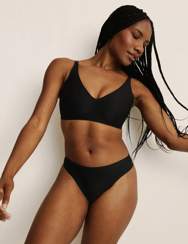 Gin has 38” hips, and wearing KNIX S | Black