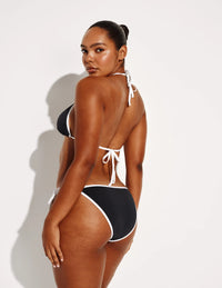 Amber is a 36C and wears a Knix size L | Black/White