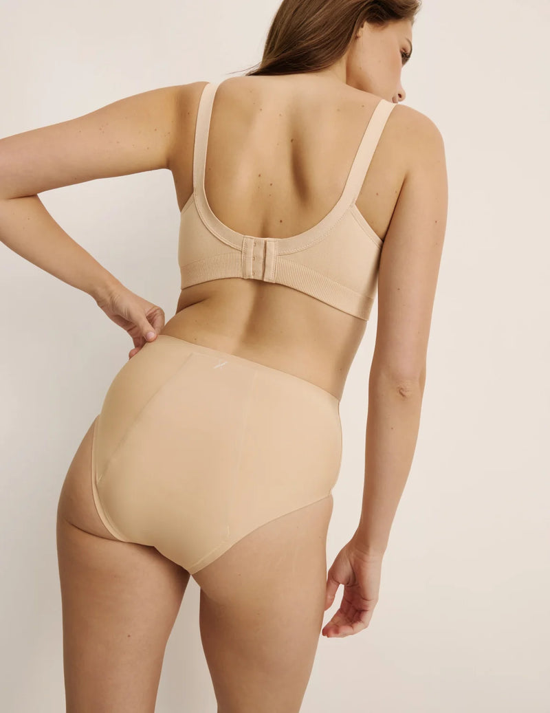 Sarah has 38.5” hips, and wearing KNIX M | Warm Sand